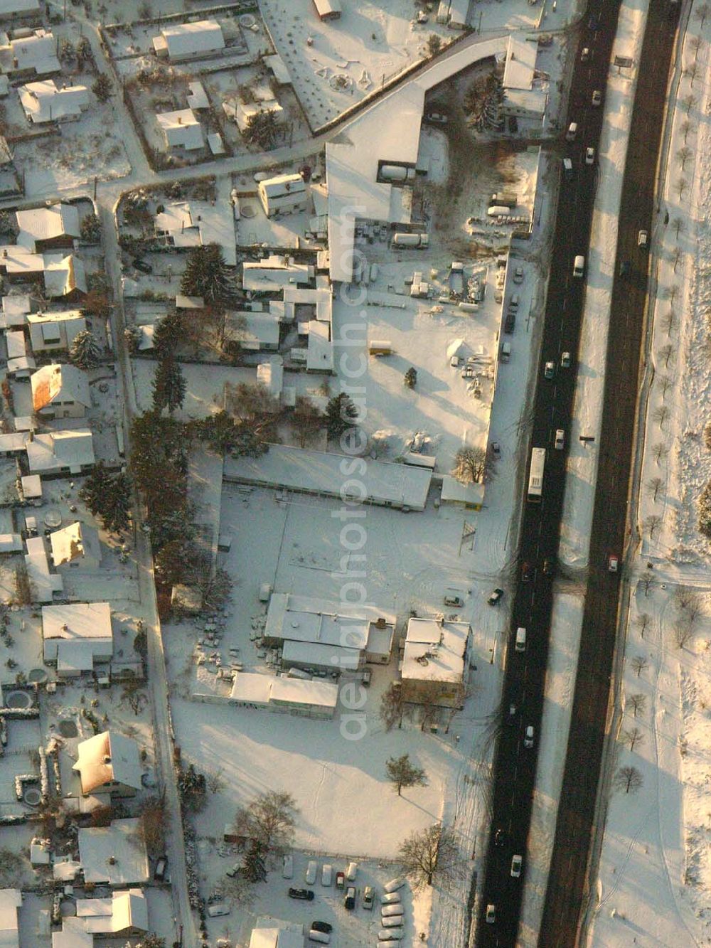 Berlin - Bisdorf from above - Berlin - Bisdorf; Blick auf die Flüssiggastankstelle in Berlin-Biesdorf an der B1. FLÜSSIGGAS-KOMPLETTSERVICE Gesellschaft mbH, Alt Biesdorf 52, 12683 Berlin, Tel.: 030/ 514 47 74