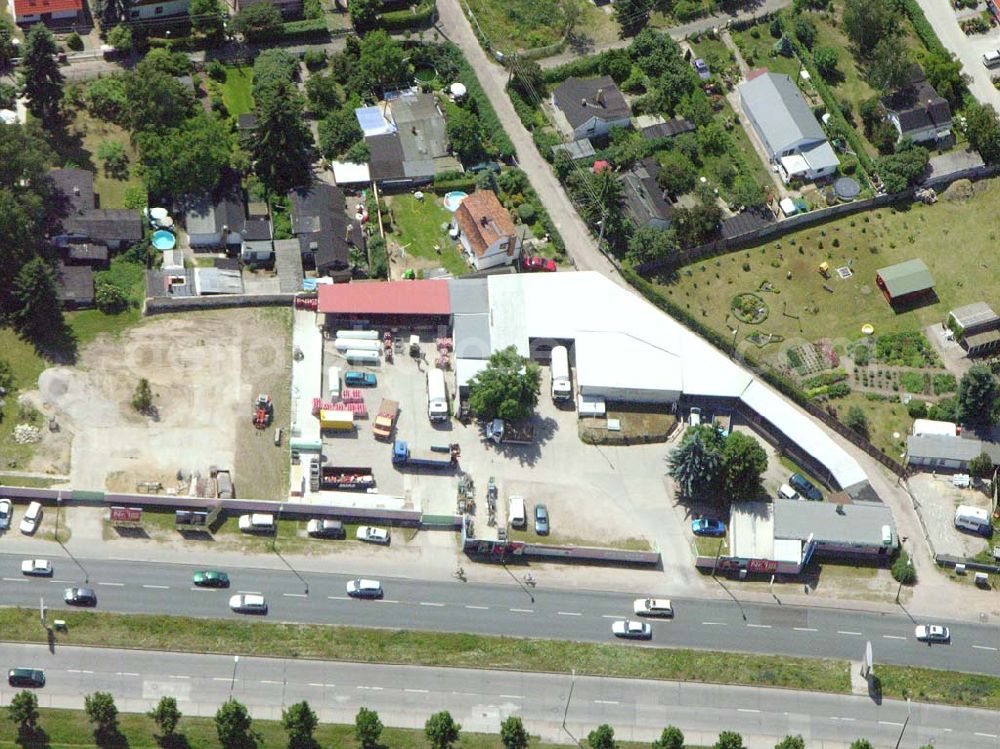 Aerial photograph Berlin-Biesdorf - Blick auf die Flüssiggastankstelle in Berlin-Biesdorf. FLÜSSIGGAS-KOMPLETTSERVICE Gesellschaft mbH Alt Biesdorf 52, 12683 Berlin Tel.: 030/ 514 47 74