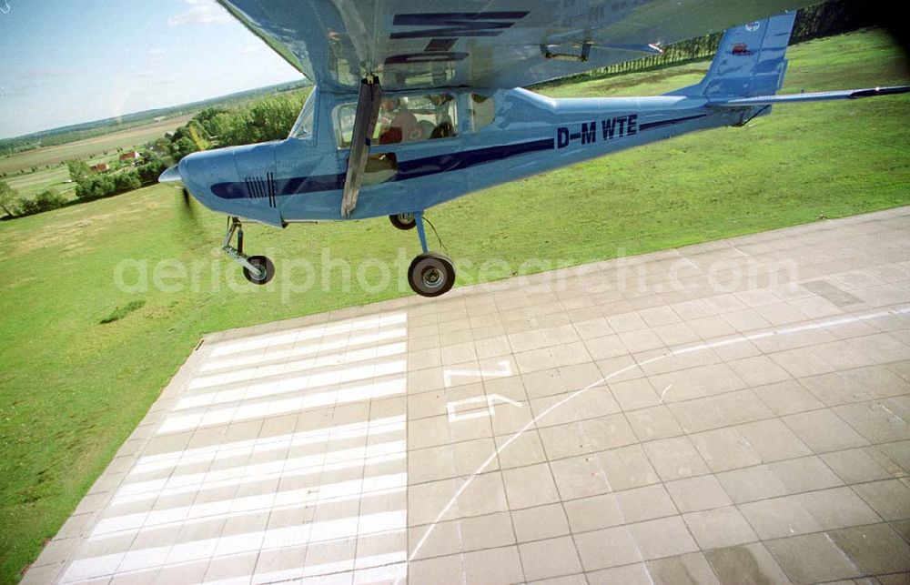 Neuhardenberg / Brandenburg (ehem. Marxwalde) from the bird's eye view: Flug mit einem Ultraleichtflugzeug WT-02 in der Platzrunde des Flugplatzes Neuhardenberg (ehem. Marxwalde) im Bundesland Brandenburg.