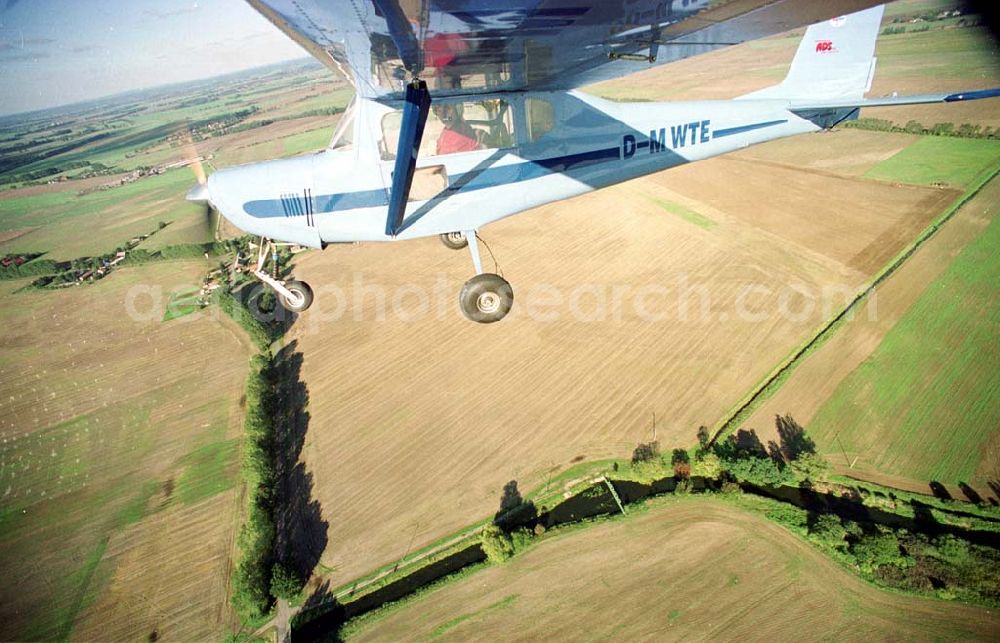 Neuhardenberg / Brandenburg (ehem. Marxwalde) from the bird's eye view: Flug mit einem Ultraleichtflugzeug WT-02 in der Platzrunde des Flugplatzes Neuhardenberg (ehem. Marxwalde) im Bundesland Brandenburg.