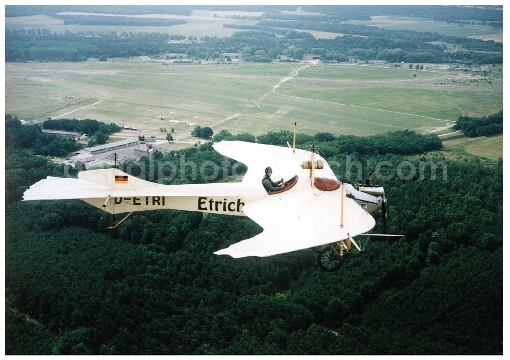 Aerial photograph Fürstenwalde / Brandenburg - Flug des Oldtimernachbau einer Etrich-Taube im Platzrundenbereich des Flugplatzes Fürstenwalde.