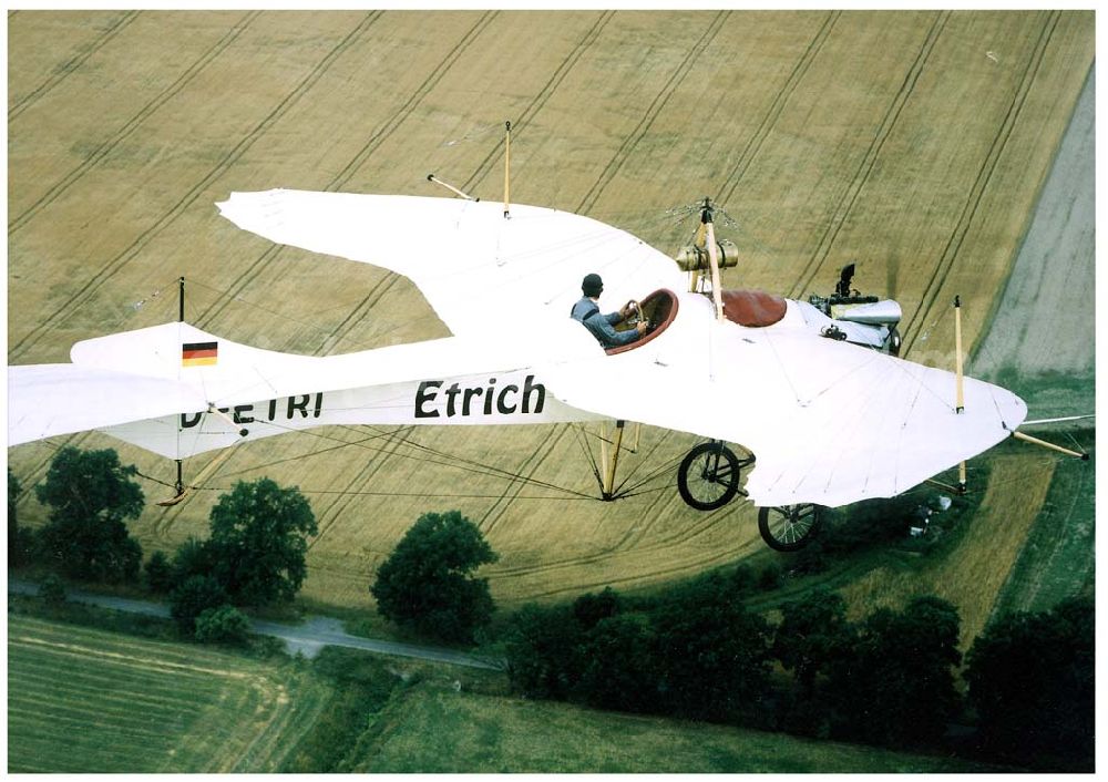 Fürstenwalde / Brandenburg from the bird's eye view: Flug des Oldtimernachbau einer Etrich-Taube im Platzrundenbereich des Flugplatzes Fürstenwalde.