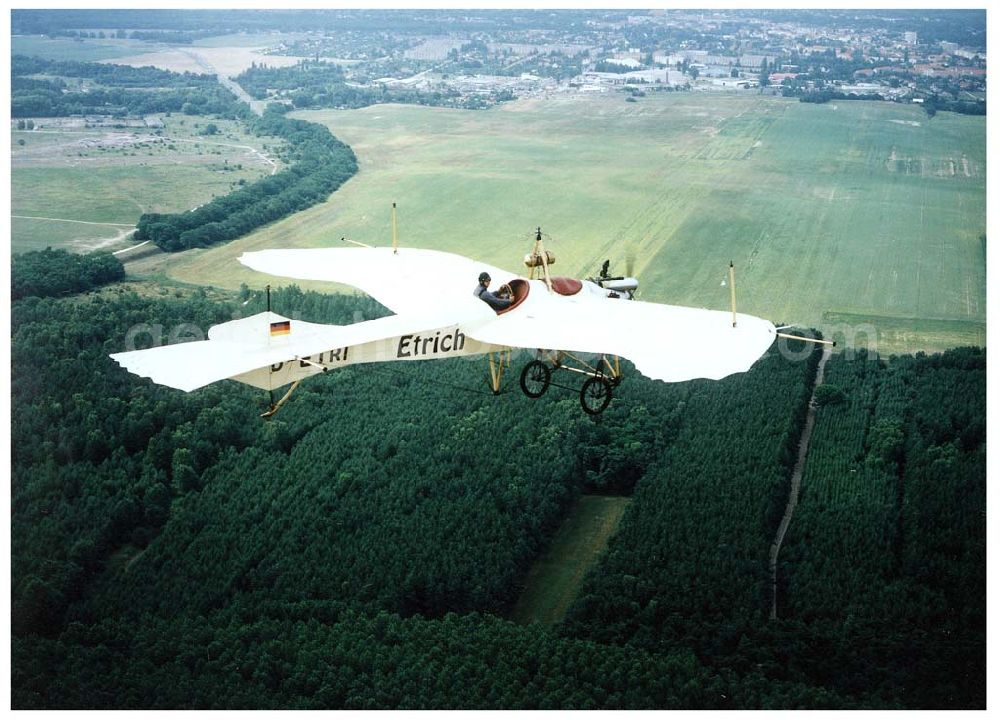 Aerial photograph Fürstenwalde / Brandenburg - Flug des Oldtimernachbau einer Etrich-Taube im Platzrundenbereich des Flugplatzes Fürstenwalde.