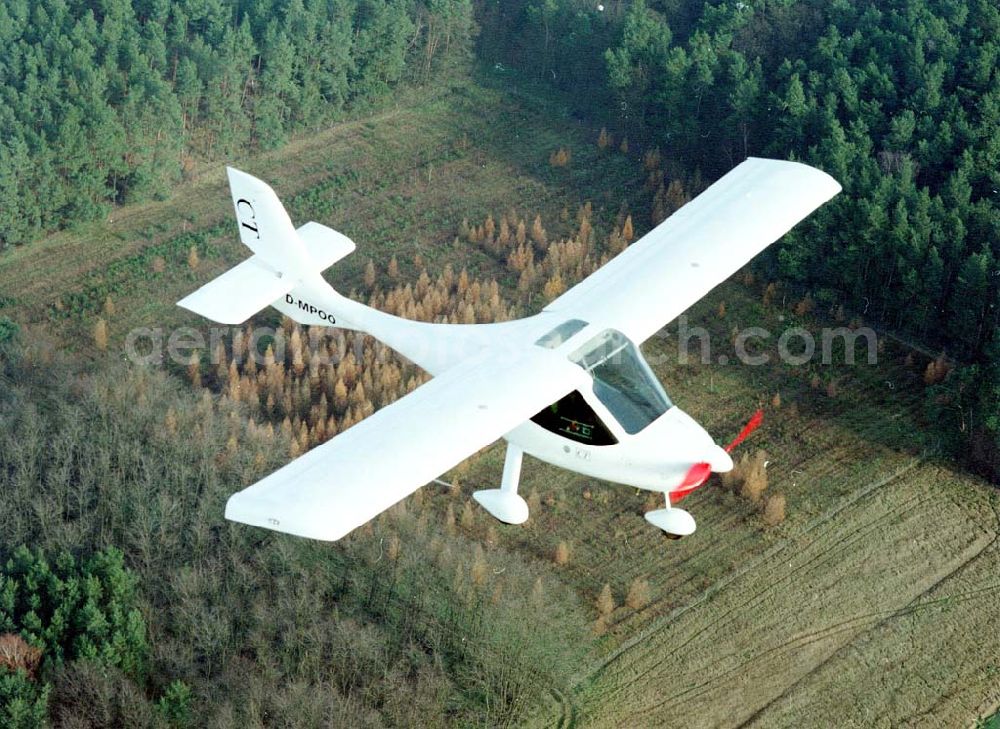 Eggersdorf in Müncheberg / BRB from the bird's eye view: Flug eines UL-CT der Ultraleichtflugschule Märkische Schweiz am Flugplatz Eggersdorf bei Müncheberg / BRB.