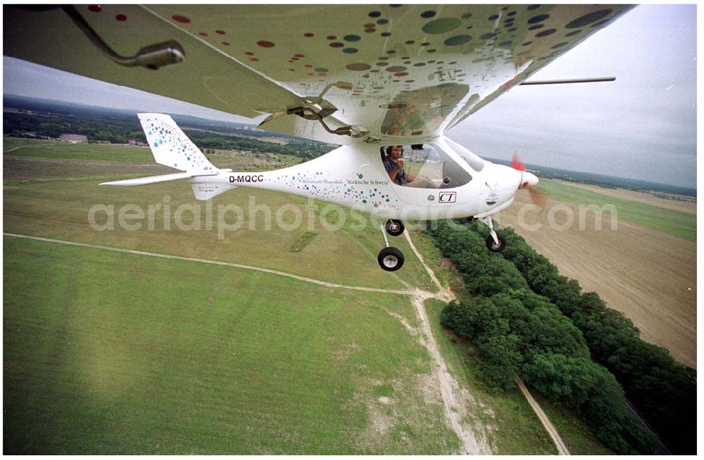 Fürstenwalde / Brandenburg from the bird's eye view: Flug eines Ultraleichtflugzeuges CT der Ultraleichtflugschule Märkische Schweiz Eggersdorf in der Platzrunde des Flugplatzes Fürstenwalde / Brandenburg.