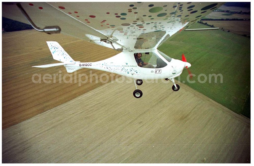 Fürstenwalde / Brandenburg from the bird's eye view: Flug eines Ultraleichtflugzeuges CT der Ultraleichtflugschule Märkische Schweiz Eggersdorf in der Platzrunde des Flugplatzes Fürstenwalde / Brandenburg.