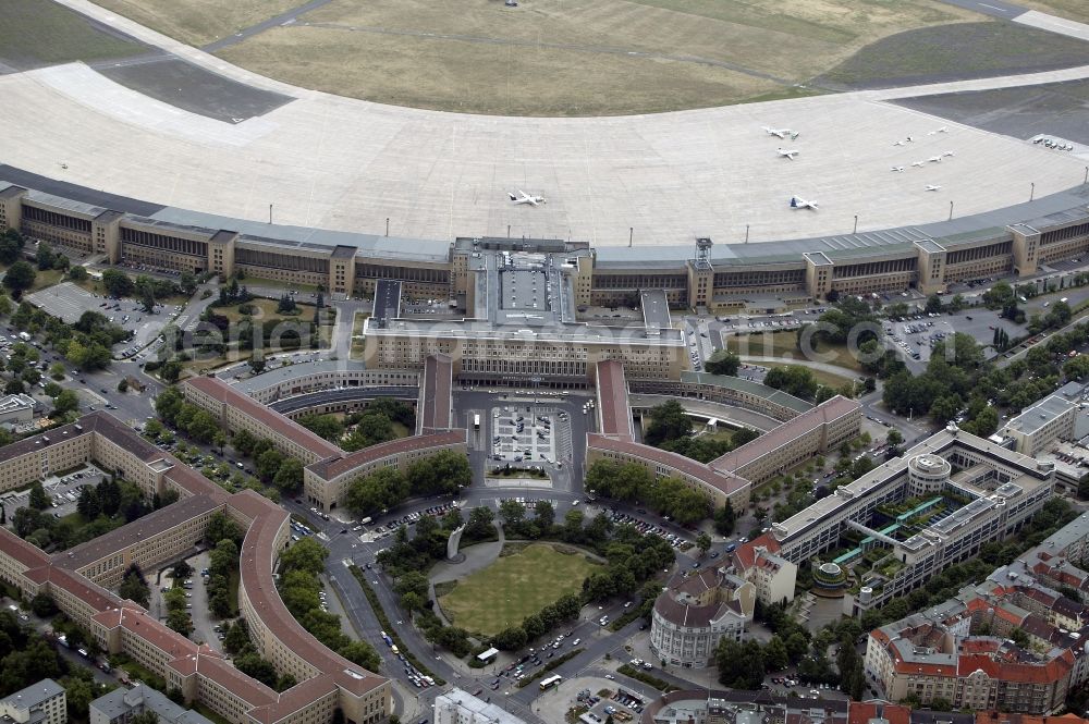 Aerial image Berlin - Air traffic at the airport Tempelhof in Berlin. Bevor the hangars and terminals standing various planes at the runaway and apron