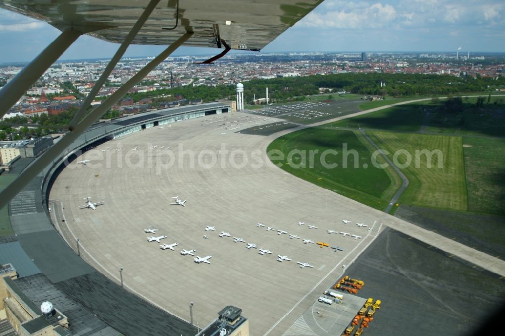 Aerial photograph Berlin - Air traffic at the airport Tempelhof in Berlin. Bevor the hangars and terminals standing various planes at the runaway and apron