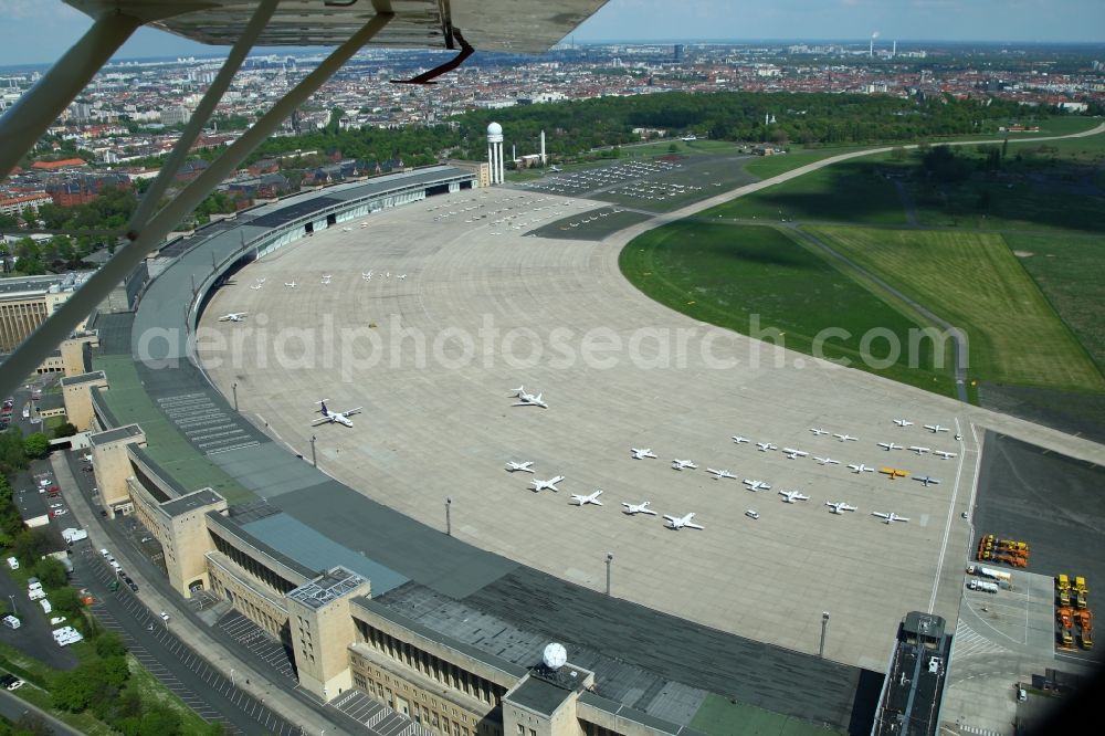 Berlin from above - Air traffic at the airport Tempelhof in Berlin. Bevor the hangars and terminals standing various planes at the runaway and apron