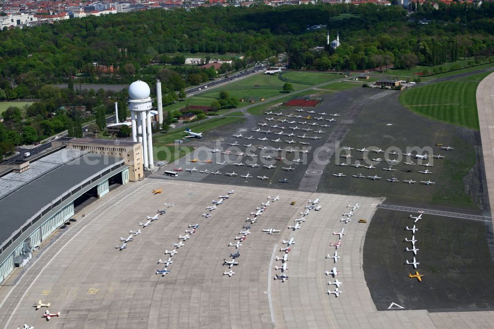 Aerial image Berlin - Air traffic at the airport Tempelhof in Berlin. Bevor the hangars and terminals standing various planes at the runaway and apron