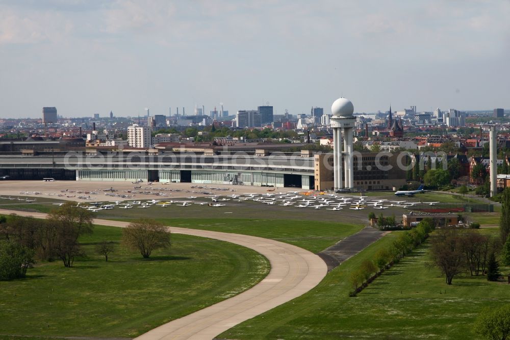 Aerial photograph Berlin - Air traffic at the airport Tempelhof in Berlin. Bevor the hangars and terminals standing various planes at the runaway and apron