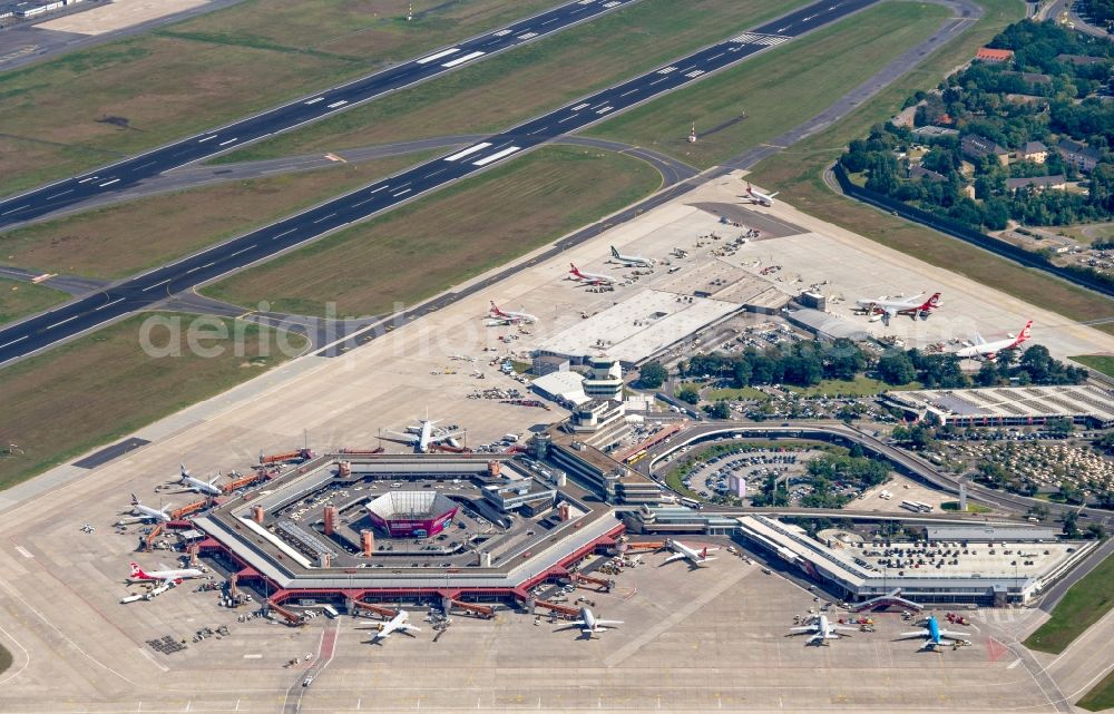 Aerial photograph Berlin - Flight operations at the terminal of the airport Berlin - Tegel