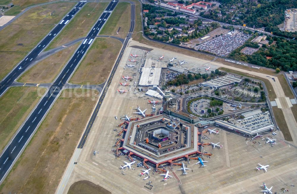 Aerial photograph Berlin - Flight operations at the terminal of the airport Berlin - Tegel