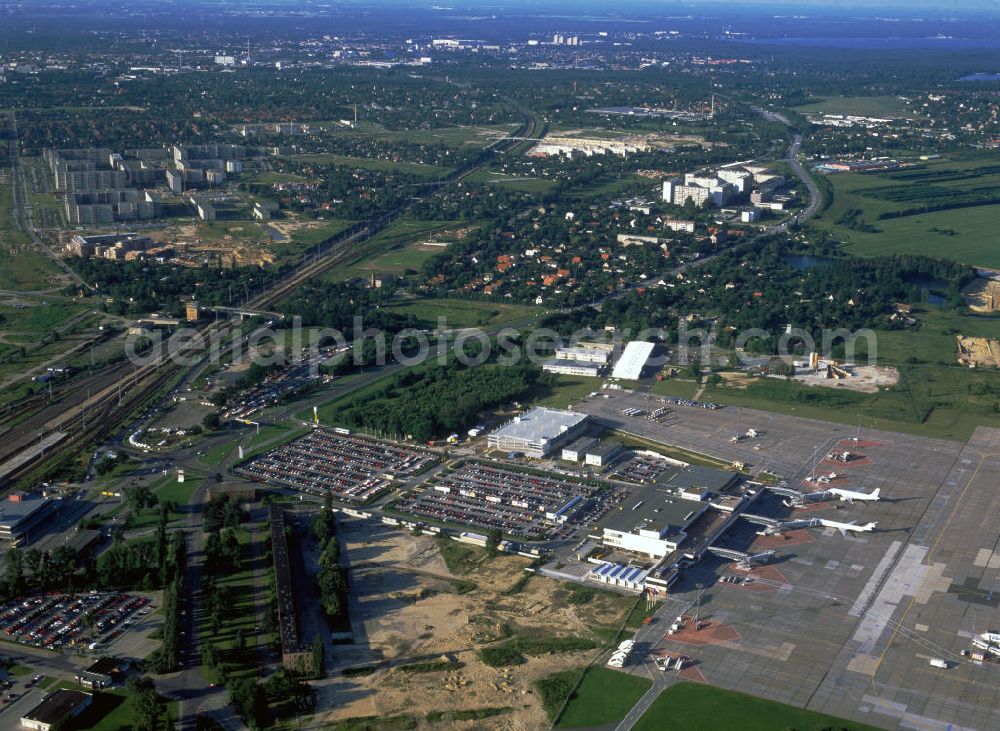 Schönefeld from above - Parkplatz, Abfertigungsgebäude, und Vorfeld vom Flughafen Berlin-Schönefeld. Parking, passenger terminal and movement area fo the Schönefeld Airport.