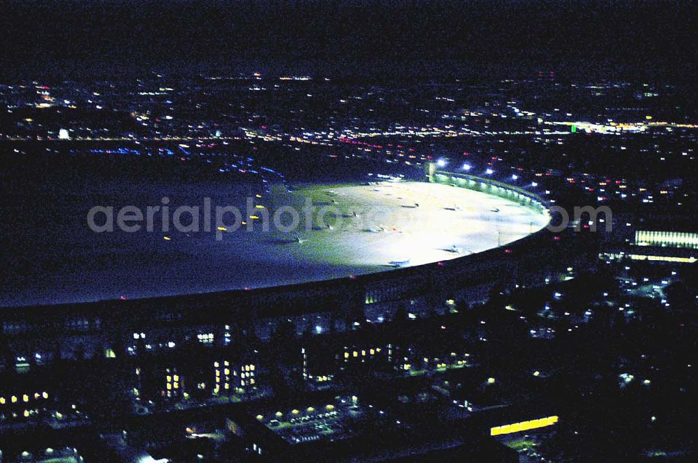 Berlin from the bird's eye view: Helikopterlandeanflug auf den Flughafen Berlin - Tempelhof.