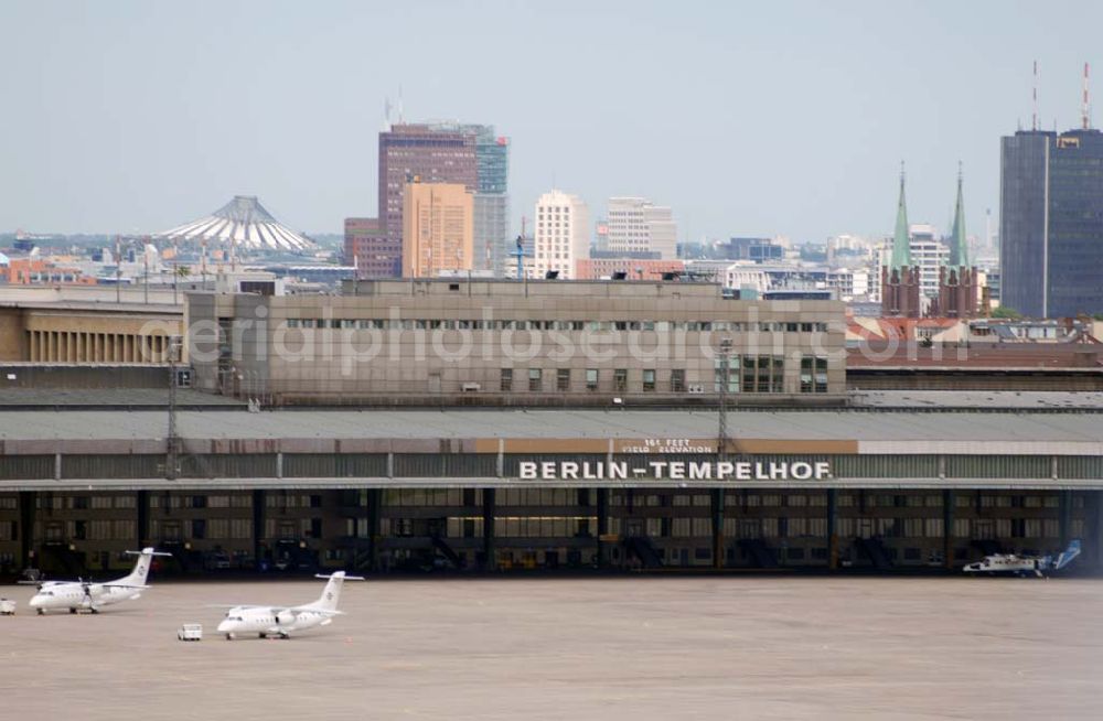 Berlin from the bird's eye view: Blick auf den Flughafen in Tempelhof. Es ist der älteste und kleinste der drei derzeit noch in Betrieb befindlichen Verkehrsflughäfen, die sich im Großraum Berlin befinden. Die an deren beiden Flughäfen sind Berlin-Schönefeld und Berlin-Tegel. Der Flughafen Tempelhof liegt im südlichen Innenstadtbereich Berlins im Ortsteil Tempelhof des Berliner Bezirks Tempelhof-Schöneberg, unmittelbar am S-Bahn-Ring