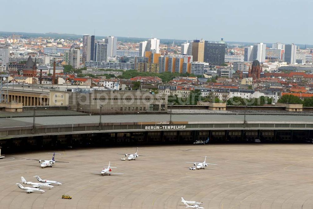 Aerial image Berlin - Blick auf den Flughafen in Tempelhof. Es ist der älteste und kleinste der drei derzeit noch in Betrieb befindlichen Verkehrsflughäfen, die sich im Großraum Berlin befinden. Die an deren beiden Flughäfen sind Berlin-Schönefeld und Berlin-Tegel. Der Flughafen Tempelhof liegt im südlichen Innenstadtbereich Berlins im Ortsteil Tempelhof des Berliner Bezirks Tempelhof-Schöneberg, unmittelbar am S-Bahn-Ring