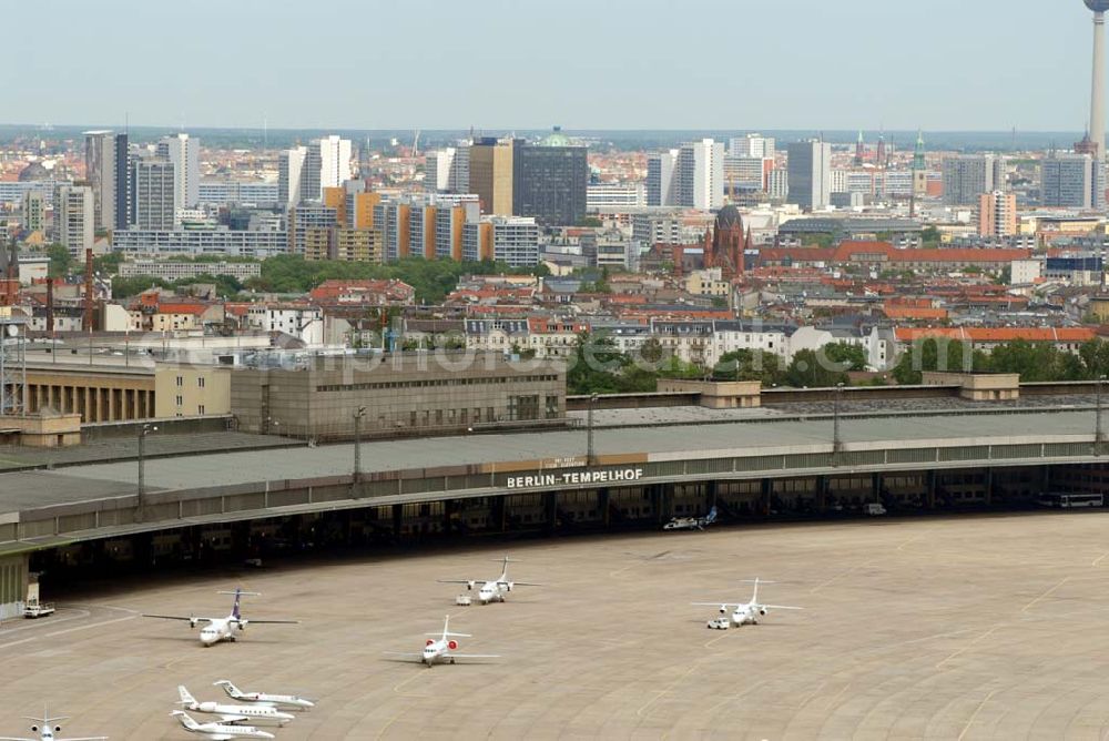 Aerial photograph Berlin - Blick auf den Flughafen in Tempelhof. Es ist der älteste und kleinste der drei derzeit noch in Betrieb befindlichen Verkehrsflughäfen, die sich im Großraum Berlin befinden. Die an deren beiden Flughäfen sind Berlin-Schönefeld und Berlin-Tegel. Der Flughafen Tempelhof liegt im südlichen Innenstadtbereich Berlins im Ortsteil Tempelhof des Berliner Bezirks Tempelhof-Schöneberg, unmittelbar am S-Bahn-Ring