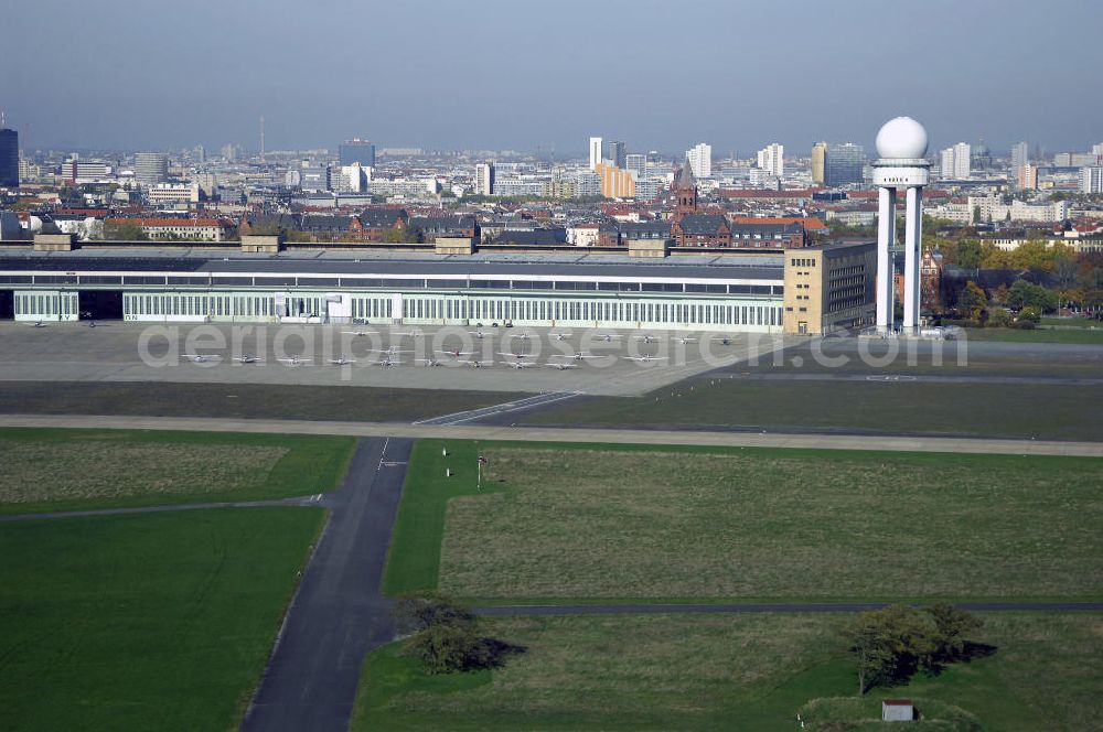 Berlin from above - Blick auf den Flughafen Berlin - Tempelhof. Tempelhof ist einer der drei Verkehrsflughäfen in Berlin. Er eröffnete im Oktober 1923 und wurde ab 1934 erweitert. Nach 1945 wurde der Flughafen von den Amerikanern übernommen. Während der Blockade West - Berlins diente er der Versorgung durch die Berliner Luftbrücke. Für den 31.10.2008 ist die Schließung des Flughafens geplant.