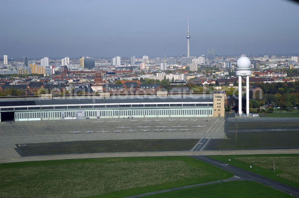 Berlin from the bird's eye view: Blick auf den Flughafen Berlin - Tempelhof. Tempelhof ist einer der drei Verkehrsflughäfen in Berlin. Er eröffnete im Oktober 1923 und wurde ab 1934 erweitert. Nach 1945 wurde der Flughafen von den Amerikanern übernommen. Während der Blockade West - Berlins diente er der Versorgung durch die Berliner Luftbrücke. Für den 31.10.2008 ist die Schließung des Flughafens geplant.