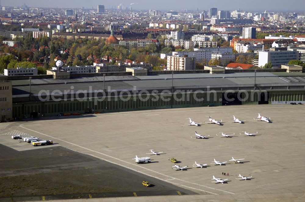 Aerial image Berlin - Blick auf den Flughafen Berlin - Tempelhof. Tempelhof ist einer der drei Verkehrsflughäfen in Berlin. Er eröffnete im Oktober 1923 und wurde ab 1934 erweitert. Nach 1945 wurde der Flughafen von den Amerikanern übernommen. Während der Blockade West - Berlins diente er der Versorgung durch die Berliner Luftbrücke. Für den 31.10.2008 ist die Schließung des Flughafens geplant.