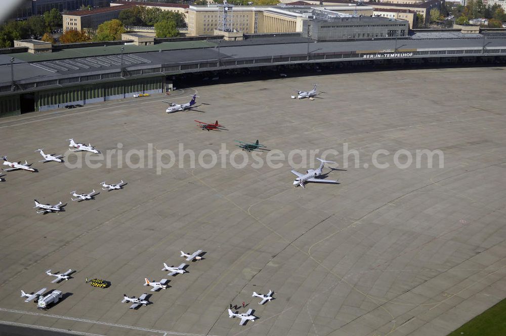 Berlin from above - Blick auf den Flughafen Berlin - Tempelhof. Tempelhof ist einer der drei Verkehrsflughäfen in Berlin. Er eröffnete im Oktober 1923 und wurde ab 1934 erweitert. Nach 1945 wurde der Flughafen von den Amerikanern übernommen. Während der Blockade West - Berlins diente er der Versorgung durch die Berliner Luftbrücke. Für den 31.10.2008 ist die Schließung des Flughafens geplant.