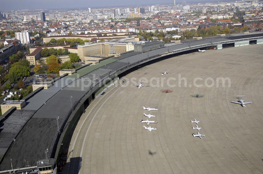 Berlin from the bird's eye view: Blick auf den Flughafen Berlin - Tempelhof. Tempelhof ist einer der drei Verkehrsflughäfen in Berlin. Er eröffnete im Oktober 1923 und wurde ab 1934 erweitert. Nach 1945 wurde der Flughafen von den Amerikanern übernommen. Während der Blockade West - Berlins diente er der Versorgung durch die Berliner Luftbrücke. Für den 31.10.2008 ist die Schließung des Flughafens geplant.