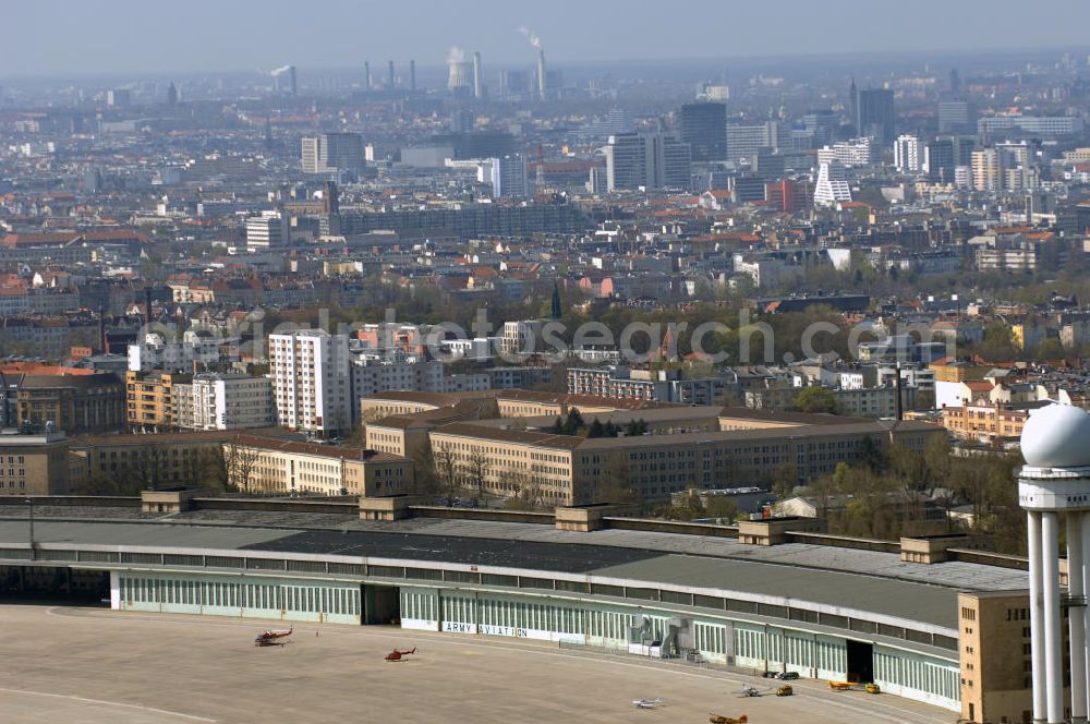 Aerial image Berlin - Der Flughafen Berlin-Tempelhof (IATA-Code: THF, ICAO-Code: EDDI) ist der älteste und kleinste der drei derzeit noch in Betrieb befindlichen Verkehrsflughäfen im Großraum Berlin. Um die Schließung des Flughafens doch noch zu verhindern, wurde von der Interessengemeinschaft City-Airport Tempelhof e.V. ein Volksentscheid angestrebt. Dazu wurden zunächst seit Ende November 2006 Unterschriften für die Unterstützung eines Volksbegehrens gesammelt. Am 8. Mai 2007 bestätigte der Berliner Senat die Sammlung von knapp 30.000 gültigen Unterschriften. Damit wurde der nach der Verfassung von Berlin erforderliche Nachweis von mindestens 20.000 Unterstützern für die Einleitung eines Volksbegehrens erbracht. Der nun abzuhaltende Volksentscheid wird am 27. April 2008 stattfinden. Das Ergebnis dieses Volksentscheides ist rechtlich jedoch nicht bindend, da das Volksbegehren keinen konkreten Gesetzentwurf zum Gegenstand hat, sondern lediglich eine Stimmung ausdrücken soll. Die Kosten für die Durchführung des Volksentscheides betragen etwa 2,5 Millionen Euro.[14] Auf politischer Seite setzen sich CDU und FDP für eine Ausweitung des Flugbetriebes ein; SPD, Bündnis 90-Die Grünen und Die Linke werben für ein Ende des Flugbetriebes. Ursprünglich war die Schließungs vom Berliner Senat unter einer CDU/SPD-Koalition beschlossen worden.