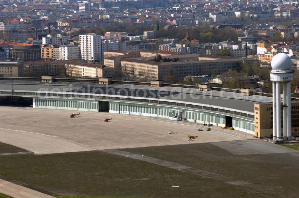 Aerial photograph Berlin - Der Flughafen Berlin-Tempelhof (IATA-Code: THF, ICAO-Code: EDDI) ist der älteste und kleinste der drei derzeit noch in Betrieb befindlichen Verkehrsflughäfen im Großraum Berlin. Um die Schließung des Flughafens doch noch zu verhindern, wurde von der Interessengemeinschaft City-Airport Tempelhof e.V. ein Volksentscheid angestrebt. Dazu wurden zunächst seit Ende November 2006 Unterschriften für die Unterstützung eines Volksbegehrens gesammelt. Am 8. Mai 2007 bestätigte der Berliner Senat die Sammlung von knapp 30.000 gültigen Unterschriften. Damit wurde der nach der Verfassung von Berlin erforderliche Nachweis von mindestens 20.000 Unterstützern für die Einleitung eines Volksbegehrens erbracht. Der nun abzuhaltende Volksentscheid wird am 27. April 2008 stattfinden. Das Ergebnis dieses Volksentscheides ist rechtlich jedoch nicht bindend, da das Volksbegehren keinen konkreten Gesetzentwurf zum Gegenstand hat, sondern lediglich eine Stimmung ausdrücken soll. Die Kosten für die Durchführung des Volksentscheides betragen etwa 2,5 Millionen Euro.[14] Auf politischer Seite setzen sich CDU und FDP für eine Ausweitung des Flugbetriebes ein; SPD, Bündnis 90-Die Grünen und Die Linke werben für ein Ende des Flugbetriebes. Ursprünglich war die Schließungs vom Berliner Senat unter einer CDU/SPD-Koalition beschlossen worden.