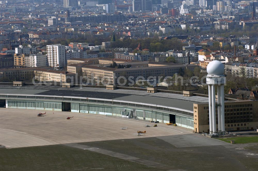 Berlin from above - Der Flughafen Berlin-Tempelhof (IATA-Code: THF, ICAO-Code: EDDI) ist der älteste und kleinste der drei derzeit noch in Betrieb befindlichen Verkehrsflughäfen im Großraum Berlin. Um die Schließung des Flughafens doch noch zu verhindern, wurde von der Interessengemeinschaft City-Airport Tempelhof e.V. ein Volksentscheid angestrebt. Dazu wurden zunächst seit Ende November 2006 Unterschriften für die Unterstützung eines Volksbegehrens gesammelt. Am 8. Mai 2007 bestätigte der Berliner Senat die Sammlung von knapp 30.000 gültigen Unterschriften. Damit wurde der nach der Verfassung von Berlin erforderliche Nachweis von mindestens 20.000 Unterstützern für die Einleitung eines Volksbegehrens erbracht. Der nun abzuhaltende Volksentscheid wird am 27. April 2008 stattfinden. Das Ergebnis dieses Volksentscheides ist rechtlich jedoch nicht bindend, da das Volksbegehren keinen konkreten Gesetzentwurf zum Gegenstand hat, sondern lediglich eine Stimmung ausdrücken soll. Die Kosten für die Durchführung des Volksentscheides betragen etwa 2,5 Millionen Euro.[14] Auf politischer Seite setzen sich CDU und FDP für eine Ausweitung des Flugbetriebes ein; SPD, Bündnis 90-Die Grünen und Die Linke werben für ein Ende des Flugbetriebes. Ursprünglich war die Schließungs vom Berliner Senat unter einer CDU/SPD-Koalition beschlossen worden.