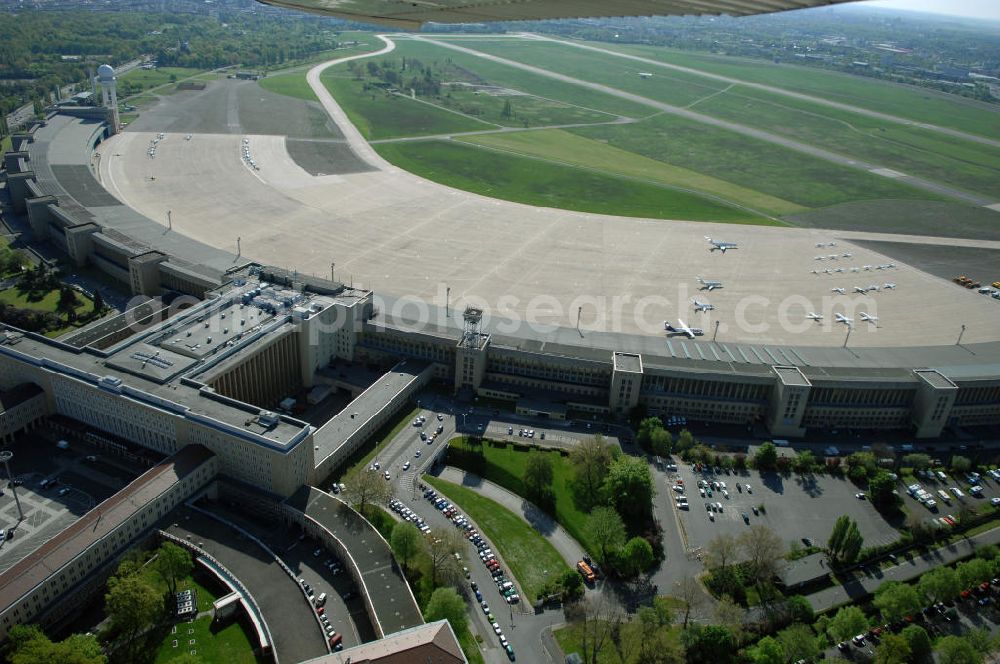 Aerial image Berlin - Der Flughafen Berlin-Tempelhof (IATA-Code: THF, ICAO-Code: EDDI) ist der älteste und kleinste der drei derzeit noch in Betrieb befindlichen Verkehrsflughäfen im Großraum Berlin.