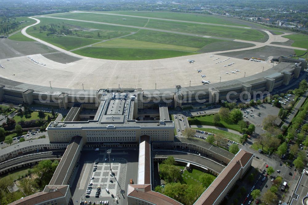 Aerial photograph Berlin - Der Flughafen Berlin-Tempelhof (IATA-Code: THF, ICAO-Code: EDDI) ist der älteste und kleinste der drei derzeit noch in Betrieb befindlichen Verkehrsflughäfen im Großraum Berlin.