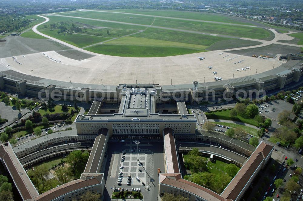 Berlin from above - Der Flughafen Berlin-Tempelhof (IATA-Code: THF, ICAO-Code: EDDI) ist der älteste und kleinste der drei derzeit noch in Betrieb befindlichen Verkehrsflughäfen im Großraum Berlin.