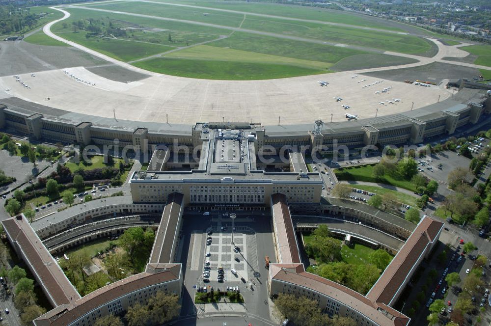 Berlin from the bird's eye view: Der Flughafen Berlin-Tempelhof (IATA-Code: THF, ICAO-Code: EDDI) ist der älteste und kleinste der drei derzeit noch in Betrieb befindlichen Verkehrsflughäfen im Großraum Berlin.