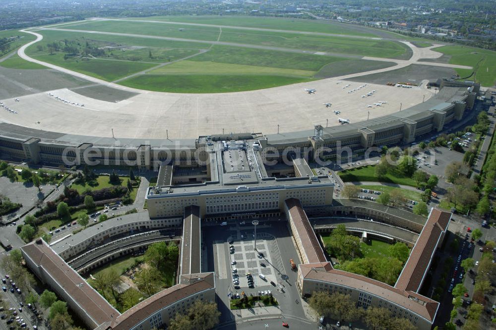 Aerial image Berlin - Der Flughafen Berlin-Tempelhof (IATA-Code: THF, ICAO-Code: EDDI) ist der älteste und kleinste der drei derzeit noch in Betrieb befindlichen Verkehrsflughäfen im Großraum Berlin.