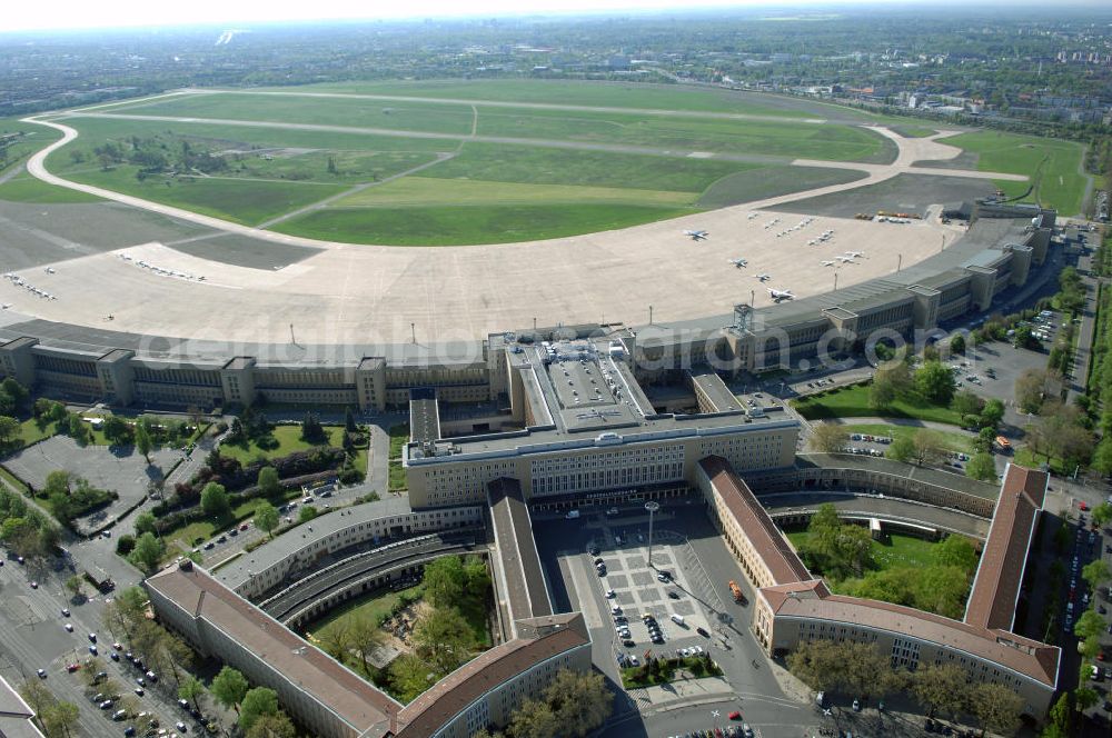 Aerial photograph Berlin - Der Flughafen Berlin-Tempelhof (IATA-Code: THF, ICAO-Code: EDDI) ist der älteste und kleinste der drei derzeit noch in Betrieb befindlichen Verkehrsflughäfen im Großraum Berlin.