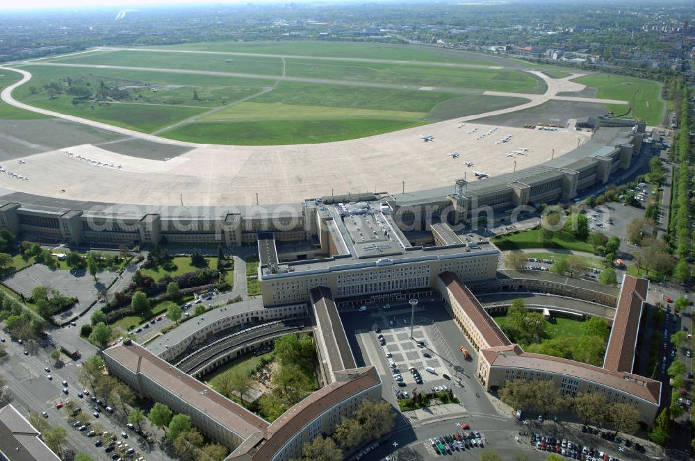 Berlin from above - Der Flughafen Berlin-Tempelhof (IATA-Code: THF, ICAO-Code: EDDI) ist der älteste und kleinste der drei derzeit noch in Betrieb befindlichen Verkehrsflughäfen im Großraum Berlin.