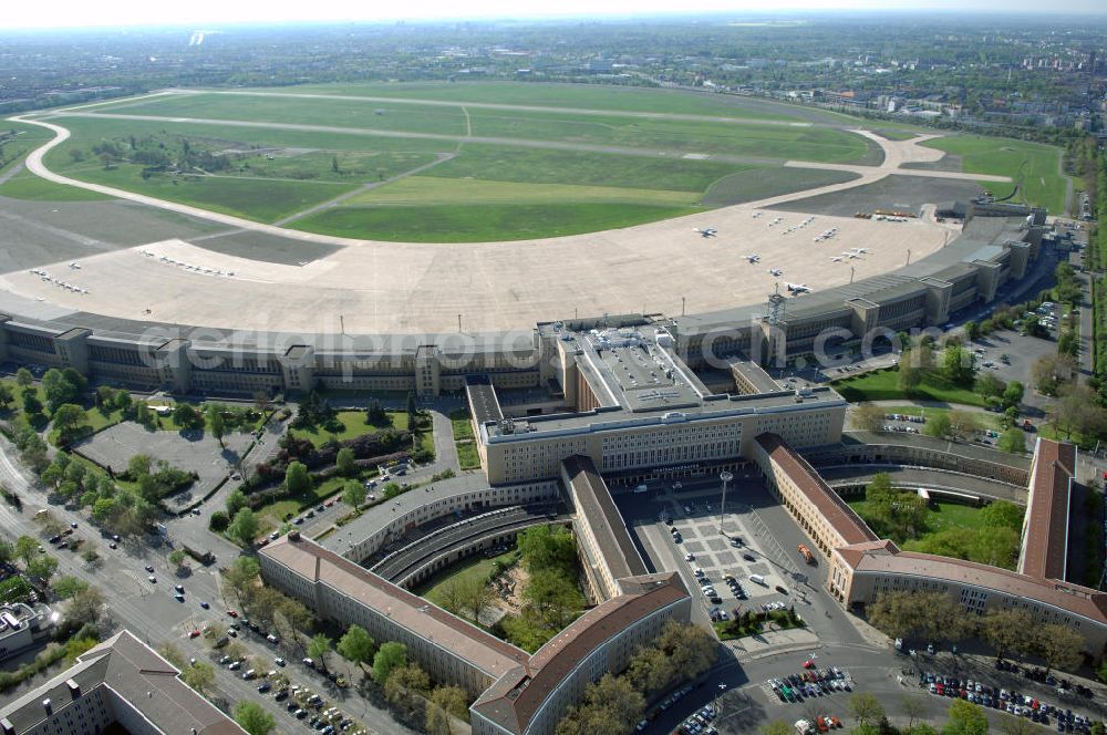 Berlin from the bird's eye view: Der Flughafen Berlin-Tempelhof (IATA-Code: THF, ICAO-Code: EDDI) ist der älteste und kleinste der drei derzeit noch in Betrieb befindlichen Verkehrsflughäfen im Großraum Berlin.