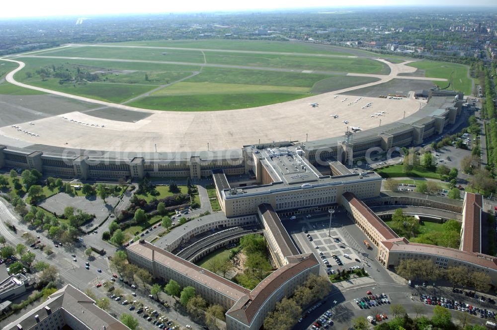 Aerial image Berlin - Der Flughafen Berlin-Tempelhof (IATA-Code: THF, ICAO-Code: EDDI) ist der älteste und kleinste der drei derzeit noch in Betrieb befindlichen Verkehrsflughäfen im Großraum Berlin.