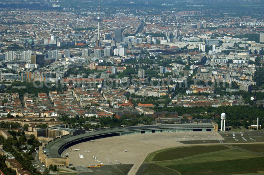 Berlin from above - Der Flughafen Berlin-Tempelhof (IATA-Code: THF, ICAO-Code: EDDI) ist der älteste und kleinste der drei derzeit noch in Betrieb befindlichen Verkehrsflughäfen im Großraum Berlin. Um die Schließung des Flughafens doch noch zu verhindern, wurde von der Interessengemeinschaft City-Airport Tempelhof e.V. ein Volksentscheid angestrebt. Dazu wurden zunächst seit Ende November 2006 Unterschriften für die Unterstützung eines Volksbegehrens gesammelt. Am 8. Mai 2007 bestätigte der Berliner Senat die Sammlung von knapp 30.000 gültigen Unterschriften. Damit wurde der nach der Verfassung von Berlin erforderliche Nachweis von mindestens 20.000 Unterstützern für die Einleitung eines Volksbegehrens erbracht. Der nun abzuhaltende Volksentscheid wird am 27. April 2008 stattfinden. Das Ergebnis dieses Volksentscheides ist rechtlich jedoch nicht bindend, da das Volksbegehren keinen konkreten Gesetzentwurf zum Gegenstand hat, sondern lediglich eine Stimmung ausdrücken soll. Die Kosten für die Durchführung des Volksentscheides betragen etwa 2,5 Millionen Euro.[14] Auf politischer Seite setzen sich CDU und FDP für eine Ausweitung des Flugbetriebes ein; SPD, Bündnis 90-Die Grünen und Die Linke werben für ein Ende des Flugbetriebes. Ursprünglich war die Schließungs vom Berliner Senat unter einer CDU/SPD-Koalition beschlossen worden.