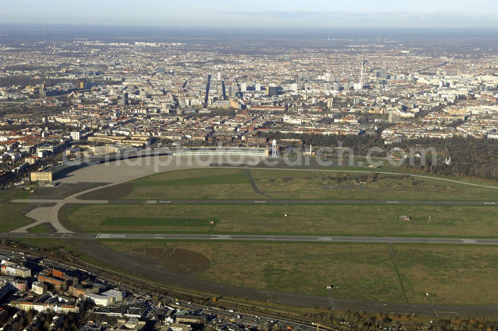 Aerial image Berlin - Blick auf das Areal des stillgelegten Flughafen Berlin - Tempelhof nach der Schließung.