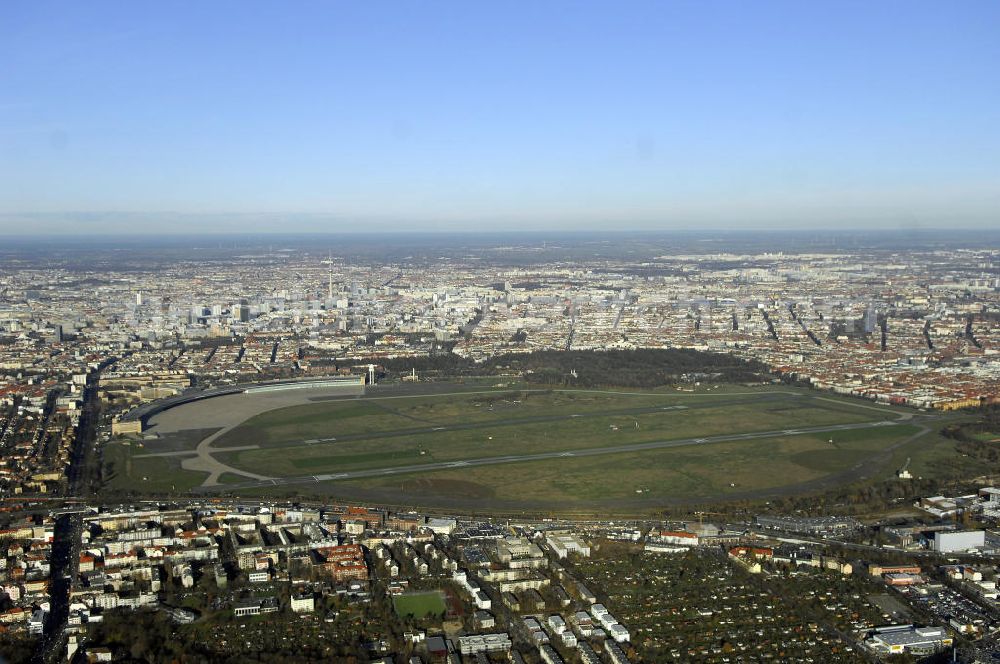 Aerial photograph Berlin - Blick auf das Areal des stillgelegten Flughafen Berlin - Tempelhof nach der Schließung.