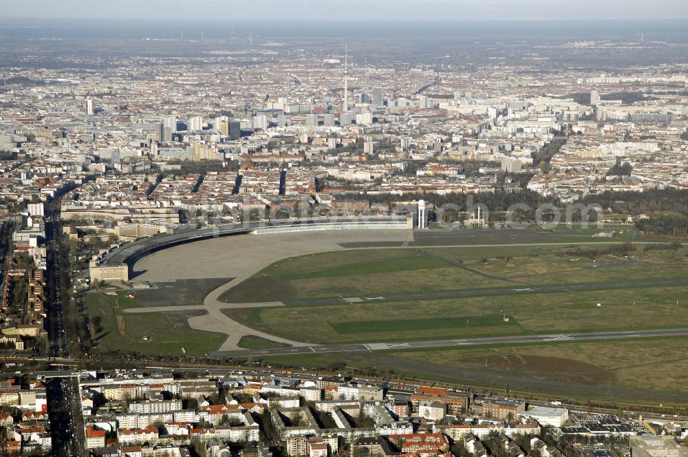 Berlin from the bird's eye view: Blick auf das Areal des stillgelegten Flughafen Berlin - Tempelhof nach der Schließung.