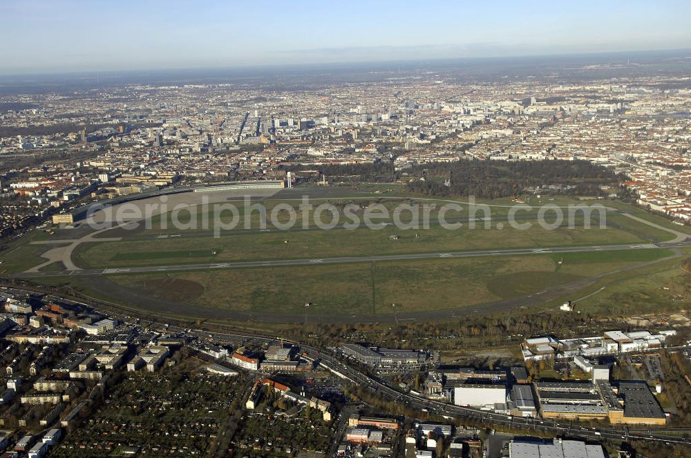 Aerial image Berlin - Blick auf das Areal des stillgelegten Flughafen Berlin - Tempelhof nach der Schließung.