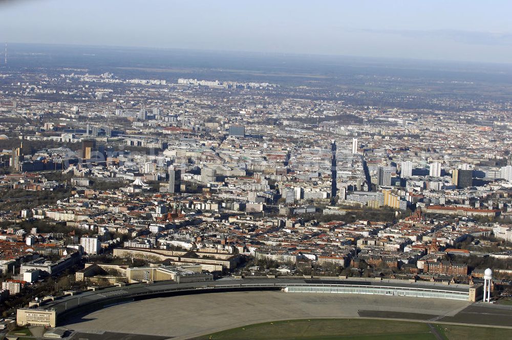 Aerial photograph Berlin - Blick auf das Areal des stillgelegten Flughafen Berlin - Tempelhof nach der Schließung.