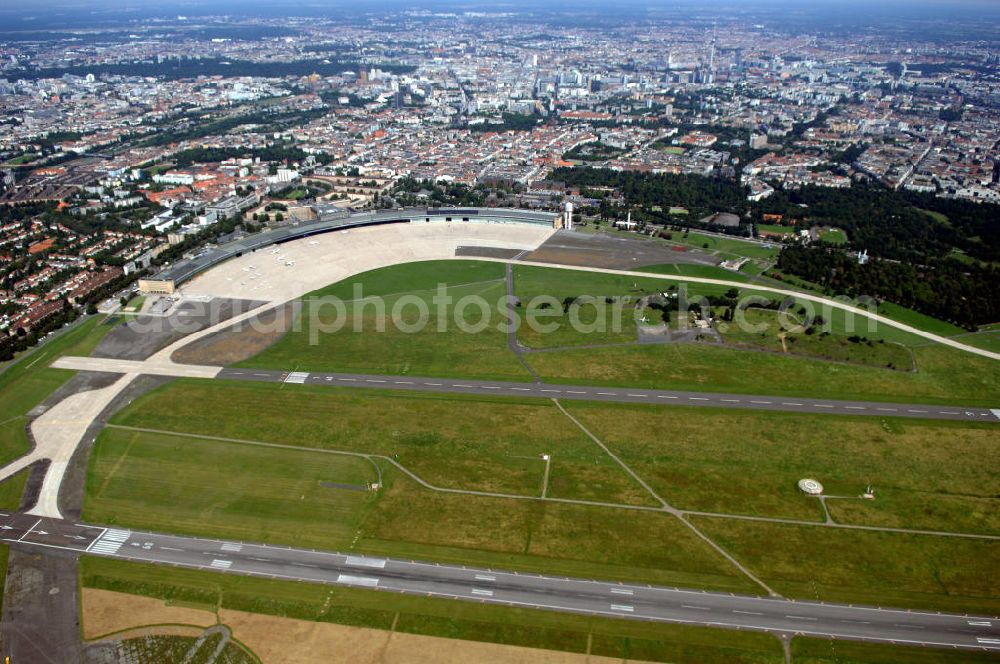 Aerial photograph Berlin - Blick auf das Areal des historischen Flughafens Berlin-Tempelhof. Die Klage der Fluggesellschaften gegen den neuen Schließungsbescheid vom August 2006, der das Ende der Flugbetriebes für Oktober 2007 vorsah, wurde am 19. und 21. Dezember 2006 vor dem OVG in Berlin verhandelt. Ein vom OVG vorgeschlagener Vergleich zur Anerkennung eines auf Oktober 2008 neu datierten Schließungsbescheides scheiterte an der fehlenden Zustimmung der meisten klagenden Luftfahrtunternehmen. Der Berliner Senat griff den Vergleich des OVG auf und änderte nochmals den Bescheid zum Widerruf der Betriebserlaubnis für den Flughafen Tempelhof, der nun als Datum für die Schließung den 31. Oktober 2008 vorsieht.Am 12. Februar 2007 bestätigte das Oberverwaltungsgericht Berlin-Brandenburg die Rechtmäßigkeit des Schließungsbescheides des Berliner Senats