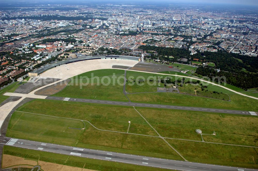 Berlin from above - Blick auf das Areal des historischen Flughafens Berlin-Tempelhof. Die Klage der Fluggesellschaften gegen den neuen Schließungsbescheid vom August 2006, der das Ende der Flugbetriebes für Oktober 2007 vorsah, wurde am 19. und 21. Dezember 2006 vor dem OVG in Berlin verhandelt. Ein vom OVG vorgeschlagener Vergleich zur Anerkennung eines auf Oktober 2008 neu datierten Schließungsbescheides scheiterte an der fehlenden Zustimmung der meisten klagenden Luftfahrtunternehmen. Der Berliner Senat griff den Vergleich des OVG auf und änderte nochmals den Bescheid zum Widerruf der Betriebserlaubnis für den Flughafen Tempelhof, der nun als Datum für die Schließung den 31. Oktober 2008 vorsieht.Am 12. Februar 2007 bestätigte das Oberverwaltungsgericht Berlin-Brandenburg die Rechtmäßigkeit des Schließungsbescheides des Berliner Senats