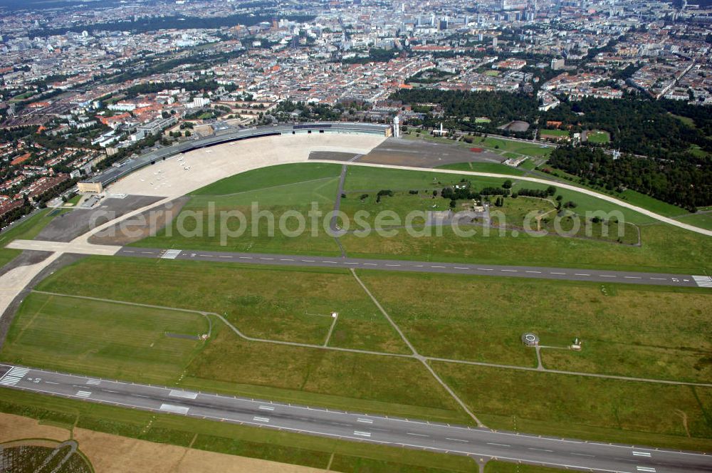 Berlin from the bird's eye view: Blick auf das Areal des historischen Flughafens Berlin-Tempelhof. Die Klage der Fluggesellschaften gegen den neuen Schließungsbescheid vom August 2006, der das Ende der Flugbetriebes für Oktober 2007 vorsah, wurde am 19. und 21. Dezember 2006 vor dem OVG in Berlin verhandelt. Ein vom OVG vorgeschlagener Vergleich zur Anerkennung eines auf Oktober 2008 neu datierten Schließungsbescheides scheiterte an der fehlenden Zustimmung der meisten klagenden Luftfahrtunternehmen. Der Berliner Senat griff den Vergleich des OVG auf und änderte nochmals den Bescheid zum Widerruf der Betriebserlaubnis für den Flughafen Tempelhof, der nun als Datum für die Schließung den 31. Oktober 2008 vorsieht.Am 12. Februar 2007 bestätigte das Oberverwaltungsgericht Berlin-Brandenburg die Rechtmäßigkeit des Schließungsbescheides des Berliner Senats