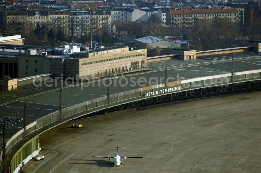 Berlin from above - Blick auf das Areal des historischen Flughafens Berlin-Tempelhof. Die Klage der Fluggesellschaften gegen den neuen Schließungsbescheid vom August 2006, der das Ende der Flugbetriebes für Oktober 2007 vorsah, wurde am 19. und 21. Dezember 2006 vor dem OVG in Berlin verhandelt. Ein vom OVG vorgeschlagener Vergleich zur Anerkennung eines auf Oktober 2008 neu datierten Schließungsbescheides scheiterte an der fehlenden Zustimmung der meisten klagenden Luftfahrtunternehmen. Der Berliner Senat griff den Vergleich des OVG auf und änderte nochmals den Bescheid zum Widerruf der Betriebserlaubnis für den Flughafen Tempelhof, der nun als Datum für die Schließung den 31. Oktober 2008 vorsieht.Am 12. Februar 2007 bestätigte das Oberverwaltungsgericht Berlin-Brandenburg die Rechtmäßigkeit des Schließungsbescheides des Berliner Senats