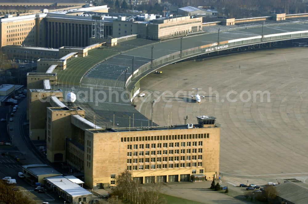 Berlin from the bird's eye view: Blick auf das Areal des historischen Flughafens Berlin-Tempelhof. Die Klage der Fluggesellschaften gegen den neuen Schließungsbescheid vom August 2006, der das Ende der Flugbetriebes für Oktober 2007 vorsah, wurde am 19. und 21. Dezember 2006 vor dem OVG in Berlin verhandelt. Ein vom OVG vorgeschlagener Vergleich zur Anerkennung eines auf Oktober 2008 neu datierten Schließungsbescheides scheiterte an der fehlenden Zustimmung der meisten klagenden Luftfahrtunternehmen. Der Berliner Senat griff den Vergleich des OVG auf und änderte nochmals den Bescheid zum Widerruf der Betriebserlaubnis für den Flughafen Tempelhof, der nun als Datum für die Schließung den 31. Oktober 2008 vorsieht.Am 12. Februar 2007 bestätigte das Oberverwaltungsgericht Berlin-Brandenburg die Rechtmäßigkeit des Schließungsbescheides des Berliner Senats